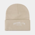 Détail du bonnet en maille beige avec broderie blanche Brooklyn Est 1634 chic - Beige