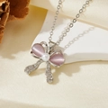 Détail du collier nœud avec pierres œil de chat mauves et perles sur pierre blanche - Style Nœud Pierre Rose Argent Double Diamant (T015)