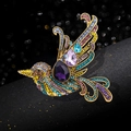 Spilla a forma di colibrì colorata con strass di cristallo su uno sfondo lussuoso - Cuculo dalle Piume Arricciate (BB08061754) / Viola