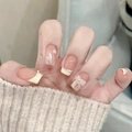 Dettaglio di unghie cat-eye con perle 3D, fiocchi e decorazioni floreali eleganti - M / Dita Eleganti (BY1770)