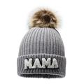 Berretto in maglia grigia con pompon in ecopelliccia marrone e patch MAMA bianca - Stile Pom Pon MAMA / Grigio chiaro