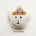 Dettaglio accessorio orsetto di peluche con cappello a quadri e misura H6cm x W6cm - Stile Spilla / Orso con cappello a quadri gialli