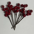 Dettaglio di bacche rosse artificiali con finiture lucide e opache per decorazioni - Un Mazzo Di Perline Rosse