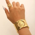 Set gioielli dorati motivo sole con bracciale a rilievo e anello a raggiera traforato - Set Bracciale e Anello con Rilievo Dio del Sole Oro