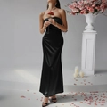 Elegantes schwarzes trägerloses Satin-Abendkleid an einem Model im professionellen Studio - S / Schwarz