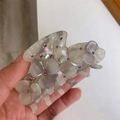 Dettaglio della molletta per capelli in acetato grigio con madreperla e strass rosa - Grigio Completo