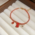 Dettaglio del bracciale in corda intrecciata rossa con ciondolo a sacchetto d'oro e diamante - Stile Moneta Sacchetto della Fortuna Dorato in Corda Rossa (41#)