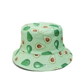 Detailopname van de lichtgroene vissershoed met avocadopatronen en nette stiksels aan de rand - Avocado / M(56-58cm)