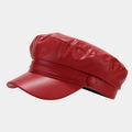 Dettaglio del berretto newsboy in pelle PU rossa con trama martellata e bottoni laterali - Taglia unica / Rosso