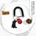 Schwarzer Katzen-Spiralschlüsselanhänger mit Metallclip und rotem C-A-T-Anhänger - Acryl Pfote Heben Katze - Federdraht Schlüsselanhänger