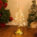 Détail d'une lampe sapin de Noël en spirale dorée avec pendentifs en cristal et LED chaudes - Grand Or (13x13x33cm)