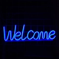 Letrero de neón LED Welcome azul en pared de rejilla oscura para bar y fiesta - Azul