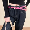 Fine ceinture femme en cuir rose fuchsia avec boucle ovale argentée sur un jean foncé - 113# Rose Ovale Boucle Argentée