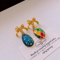 Detail von Vintage-Emaille-Ohrring-Anhängern mit goldenen Schleifen und bunten Mustern - Asymmetrische Schleifen-Ei-Ohrhänger (Silbernadel)