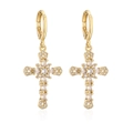 Dettaglio ravvicinato di orecchini a croce placcati oro 18K con scintillanti pietre di zirconi - Bianco