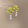 Detail of yellow-green flower earrings with square crystal and hanging white pearls - 59# Frosted Flower Pearl Drop Style / Yellow Green-White