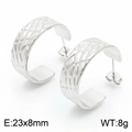 Boucles d'oreilles créoles en C argentées avec texture peau de serpent et fini poli - Motif Peau de Serpent Large Style en C (Style B Couleur Acier KE109312-KFC) / Argenté