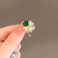 Broche trèfle dorée ornée d'une pierre verte en cœur et de pétales sertis de zirconiums - Style Trèfle à Quatre Feuilles (0265)