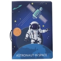 Nahaufnahme der blauen Reisepasshülle mit Astronauten-Motiv und elastischem Verschlussband - Blauer Astronaut