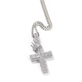 Dettaglio ravvicinato di un ciondolo a croce con corona in argento e zirconi cubici - 3mm 24inch / Argento + Catena Cubana in Acciaio Inossidabile