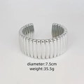 Elegante brazalete de metal plateado estriado para mujer, diámetro 7,5 cm, peso 35,5 g - Estilo de Rayas Verticales (K)