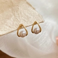 Detalle macro de pendientes vintage de gota de agua con perlas doradas francesas - Dorado (Pin de Plata S925)