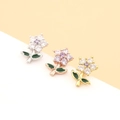 Vue macro de boucles d'oreilles fleur colorées en finition or et argent avec zircons - 5# Fleur de Feuille