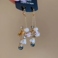 Nahaufnahme von geometrischen Kristallblumen-Ohrhängern mit blauen Tropfenanhängern - 925 Sterling Silber Ohrringstecker - Bunter Blumencluster-Anhänger