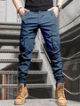 Detail der dunkelblauen Cargo-Hose mit mehreren Taschen und gerippten Bündchen - Blau