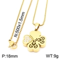 Collana con quadrifoglio in titanio dorato con diamanti scintillanti su sfondo bianco - Oro (KN230633-KFC)