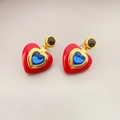 Orecchini a cuore dorati con base rossa e cristalli blu in uno stile elegante e minimal - Pendaglio a Cuore Rosso