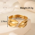 Verstellbarer goldener Edelstahl-Armreif mit zerknitterter, blattartiger Textur - Breite Blattoberfläche / Gold