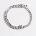 Détail macro d'une chaîne corde torsadée argentée avec un fermoir mousqueton solide - Chaîne Torsadée 60cm / Argenté