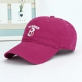 Magenta Baumwoll Baseballkappe mit Stickerei The Number 6 und gebogenem Schirm im Profil - Einheitsgröße Verstellbar / Fuchsie