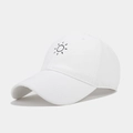 Vue détaillée d'une casquette en coton blanc avec broderie soleil sous un angle de 45 degres - Blanc