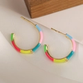 Goldene C-förmige Creolen mit bunten Emaille-Segmenten in Rosa Blau und Gelb - Bunt