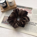 Grande elastico per capelli in velluto marrone scuro con morbida trama elegante - caffè
