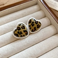 Primer plano de pendientes de corazón con estampado de leopardo y acabado de resina - Corazón de Leopardo