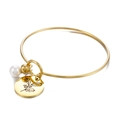 Goldener Edelstahl Armreif mit weißer Perle und eingravierter Stechpalmenblüte - Dezember Stechpalme (KB158041-Z) / Gold