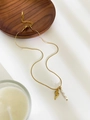Collar de acero dorado con delicado colgante de ángel cupido y perlas de agua dulce blancas - Caracola Puntiaguda con Tres Perlas