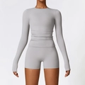 Ensemble de yoga gris foncé avec haut à manches longues, passe-pouces et short de sport - S / Haut Et Bas / Gris Givré