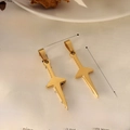 Retro 18K vergoldeter Edelstahl Kreuzanhänger auf Vintage-Buchseiten präsentiert - D70 Gold (Schwert/Dolch Form) / 1.4cm x 3.9cm / Gold
