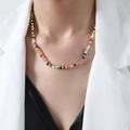 Collana di perle sfaccettate arcobaleno indossata da una modella stile lussuoso - Collana in pietra di tormalina colorata sfaccettata