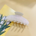 Dettaglio di un grande fermaglio per capelli bianco iridescente con glitter su sfondo giallo - Bianco Sirena
