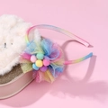 Dettaglio cerchietto arcobaleno glitterato con fiori in tulle colorato e pompon - Cerchietto con fiori in rete colorata