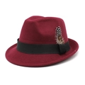 Detalle del sombrero fedora de lana granate con cinta negra y pluma moteada elegante - M (56-58cm) / Burdeos