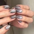 Kurze ovale Cat-Eye-Nägel in Tiefgrau mit schimmerndem Silber-Magneteffekt zum Aufkleben - Grauer Katzenauge Ovaler Stil (JP2658)