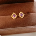 Macro di orecchini vintage a rombo con zircone viola e lavorazione traforata oro - Base Dorata Gemma Viola (Perno in Argento) / Viola
