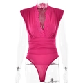 Dettaglio del body rosso rosa con scollo a V, pizzo e vita a pieghe su manichino trasparente - S / Rosa Rosso