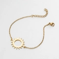 Dettaglio del bracciale dorato con ciondolo a sole, chiusura a moschettone e catenella - Oro